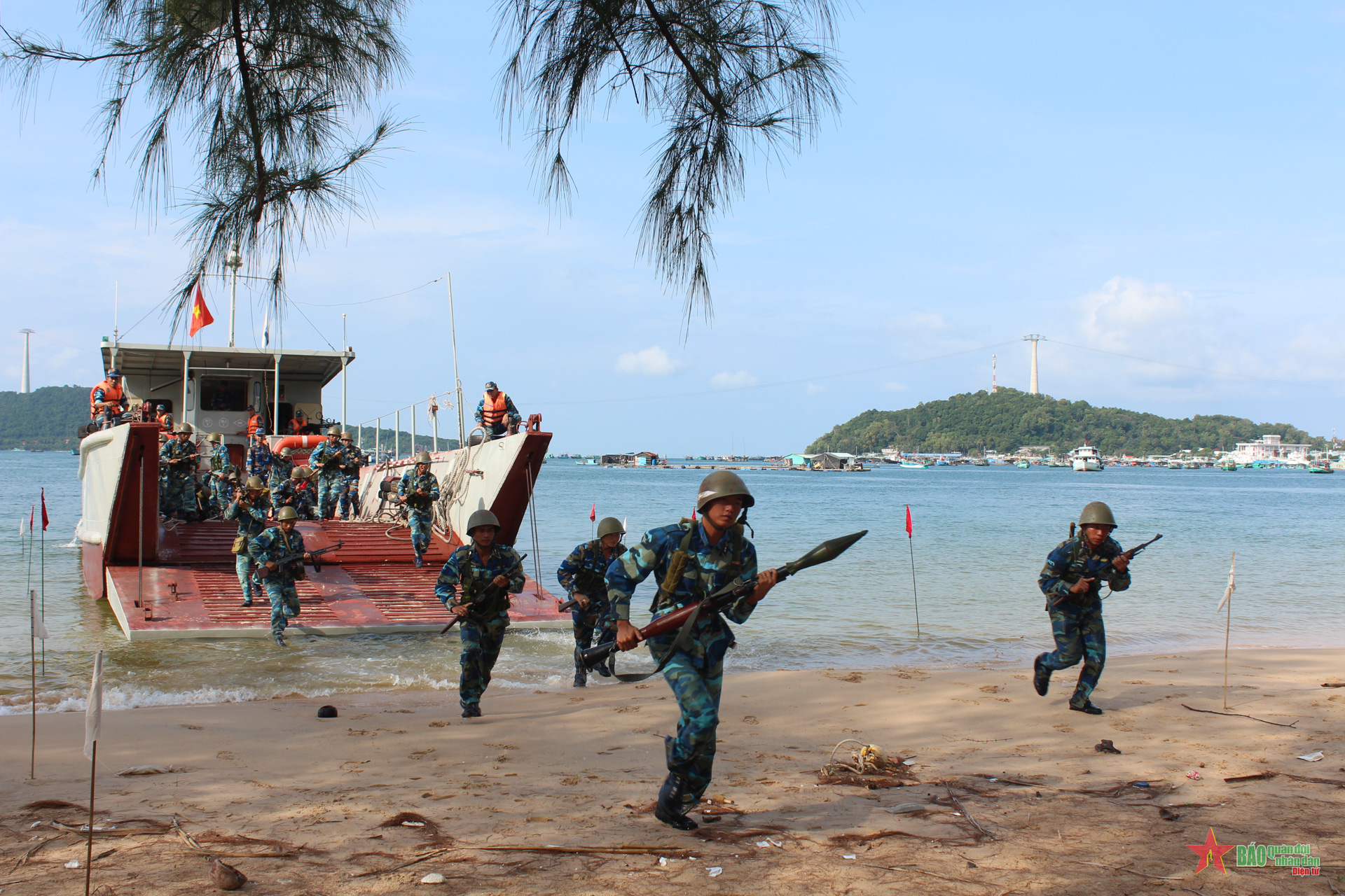 Cán bộ, chiến sĩ các đơn vị thuộc Bộ tư lệnh Vùng 5 Hải quân diễn tập đổ bộ